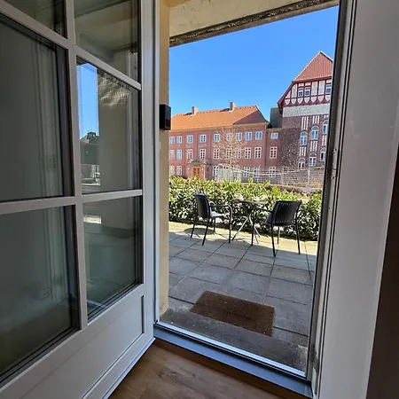 아파트 Modern Center With History